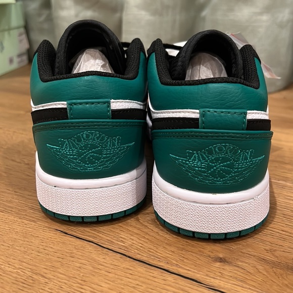 Youth 6.5 mystic green Jordan 1 lows RARE and high priced! - Picture 3 of 5